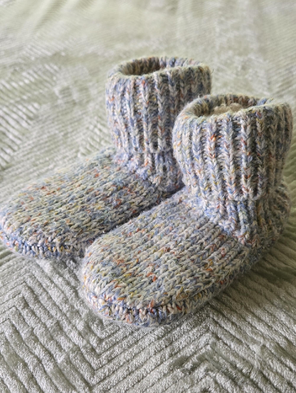 Bombas Knit Slippers With Sherpa Lining in Speckled Light Gray/blue